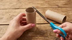 Slechts een paar inkepingen – en een wc-rolletje wordt een handig hulpje