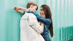 Hoe je merkt dat hij toch verliefd is: de belangrijkste signalen van een emotioneel onbereikbare man