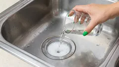Azijn en soda zijn niet nodig: met deze methode en een glas water verwijder je elke verstopping