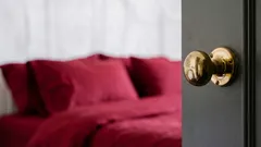 Laat de slaapkamerdeur ’s nachts nooit openstaan – een belangrijke reden om deuren te sluiten