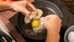 Als je eieren op deze manier bakt, blijven ze nooit aan de pan plakken – dit moet je doen