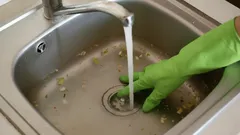 Slechts één tablet en heet water – en verstopping verdwijnt meteen: een eenvoudig huismiddeltje