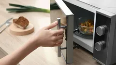 Wat je absoluut niet in de magnetron mag doen – de meesten hebben geen idee