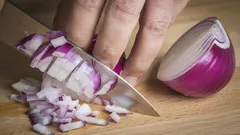 De grootste fout bij het bakken van ui waardoor deze niet goudbruin wordt: wat doet iedereen verkeerd?