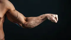 Niet in de sportschool, maar gewoon op je kamer: zo kweek je armen die alle blikken trekken