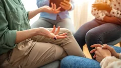 Het lichaam liegt niet: 10 terugkerende gebaren die je ware gevoelens verraden